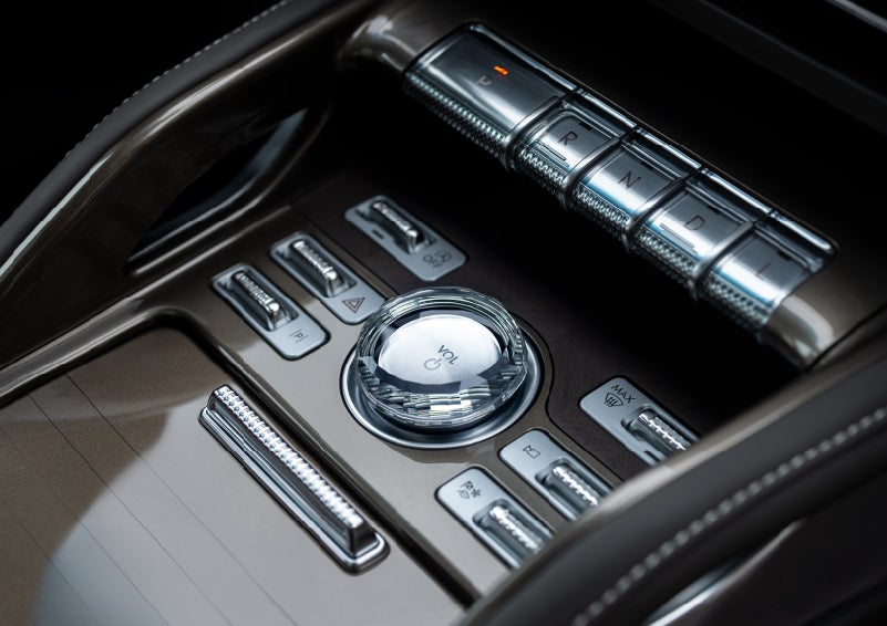 A crystal-inspired volume knob is shown in the center floor console of a 2024 Lincoln Nautilus® SUV. | Apple Lincoln Apple Valley in Apple Valley MN
