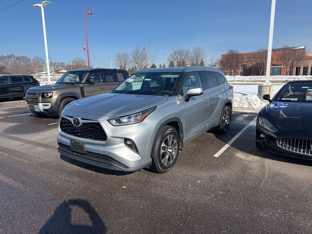 Used 2020 Toyota Highlander XLE with VIN 5TDGZRBH8LS502039 for sale in Apple Valley, Minnesota