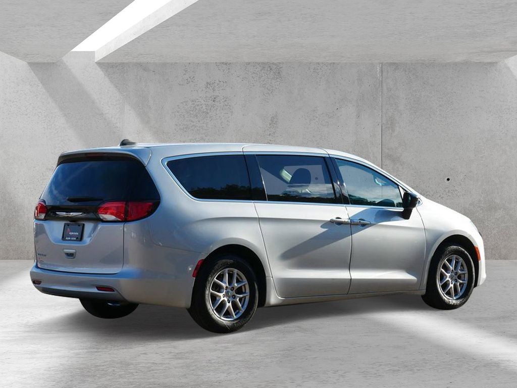 2024 Chrysler Voyager LX