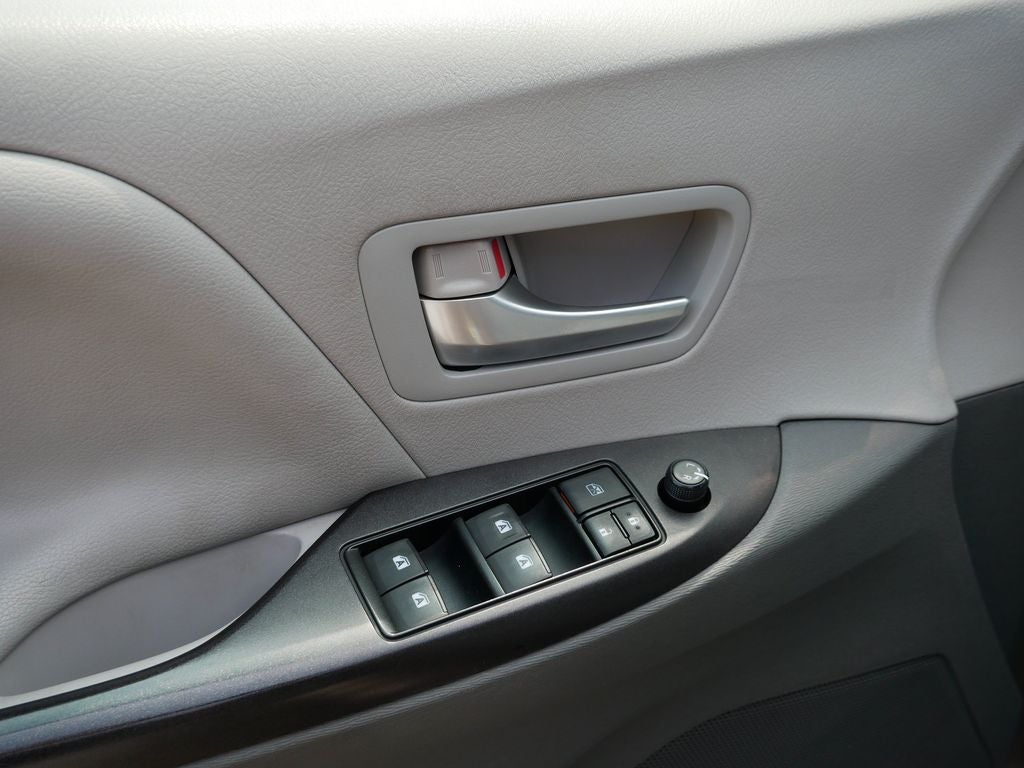 2015 Toyota Sienna LE 8 Passenger