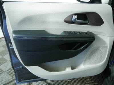 2022 Chrysler Voyager LX