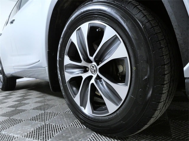 Used 2020 Toyota Highlander XLE with VIN 5TDGZRBH8LS502039 for sale in Apple Valley, Minnesota