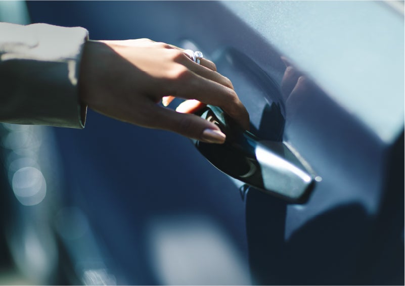 A hand gracefully grips the Light Touch Handle of a 2023 Lincoln Aviator® SUV to demonstrate its ease of use | Apple Lincoln Apple Valley in Apple Valley MN