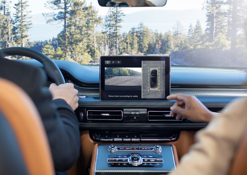 The available 360-Degree Camera shows a bird's-eye view of a Lincoln Aviator® SUV | Apple Lincoln Apple Valley in Apple Valley MN