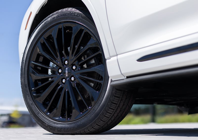 The stylish blacked-out 20-inch wheels from the available Jet Appearance Package are shown. | Apple Lincoln Apple Valley in Apple Valley MN