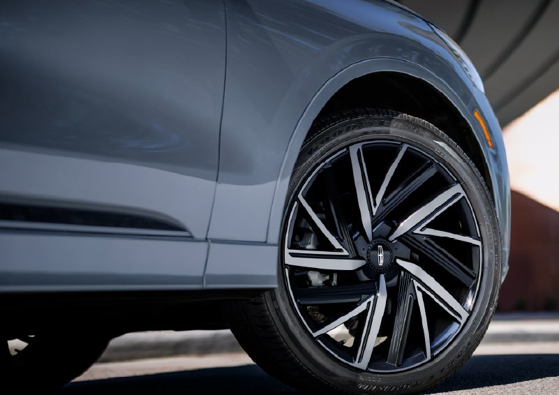 The wheel of the 2027 Lincoln Aviator® Black Label™ SUV is shown slightly angled out. | Apple Lincoln Apple Valley in Apple Valley MN