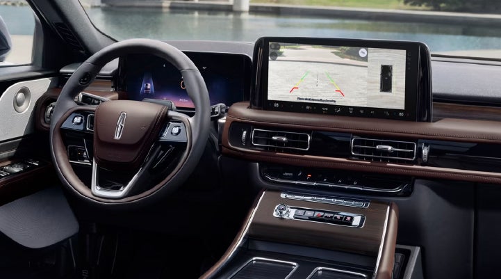 The backup camera of the 2027 Lincoln Aviator® SUV is displayed on screen. | Apple Lincoln Apple Valley in Apple Valley MN